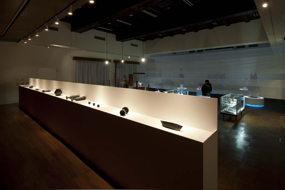 白い砂が入れられた展示台