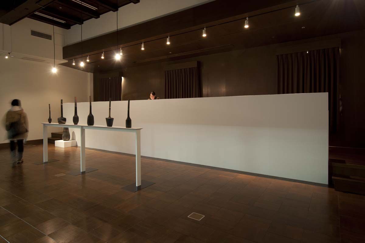 細長い展示台と背景の白い壁